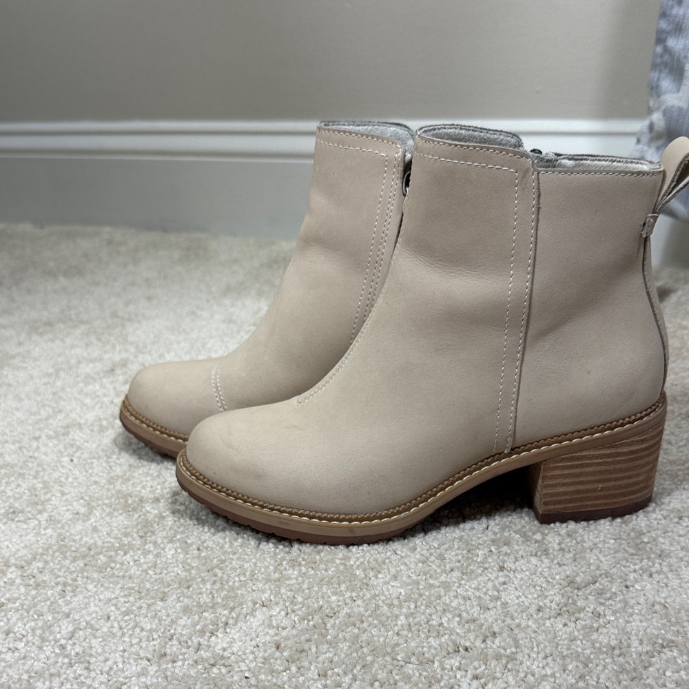 Toms Women's Cream Chelsea Boots